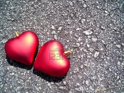 718673-de-cerca-de-dos-corazones-amantes-de-la-decoraci-n-de-navidad-que-simboliza-el-amor-y-el-romance