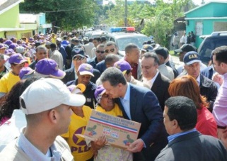Leonel entregando cajas