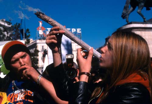 mujer fumando marihuana
