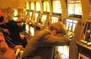 hombre adicto juego casino
