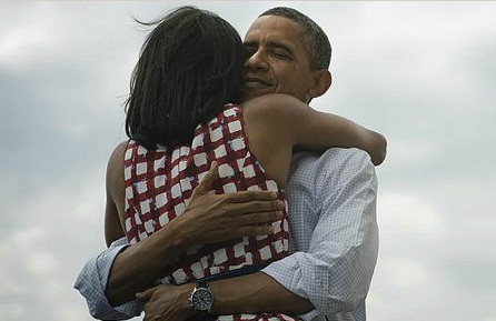Barack Obama abraza a su esposa Michel