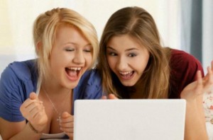 mujeres internet computadora