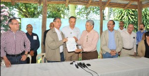 Productores reciben cheque