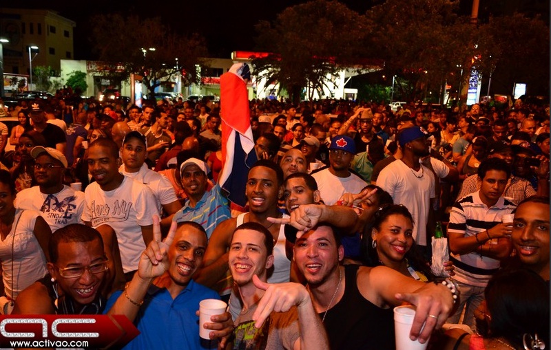 Dominicanos celebrando
