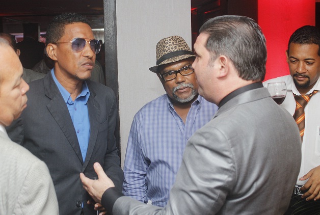 Landolfi hace un aparte con algunos periodistas para aclarar el momento de tension