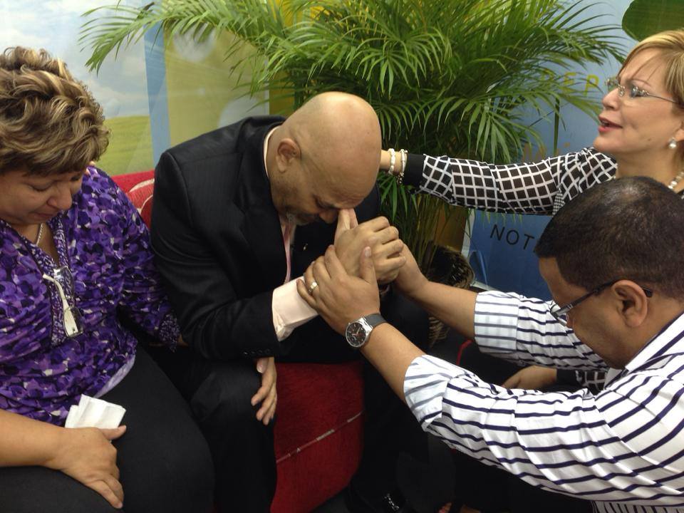 Nelson Javier acepta a Cristo, con Wanda Rolon