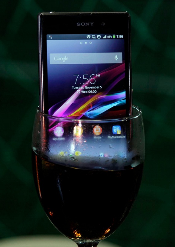 Nuevo Celular Sony Xperia en copa con Vino