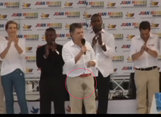 Video__Juan_Manuel_Santos_se_orina_durante_discurso_en_Barranquilla___Presidente_de_Colombia_se_orina_en_discurso__difunden_video