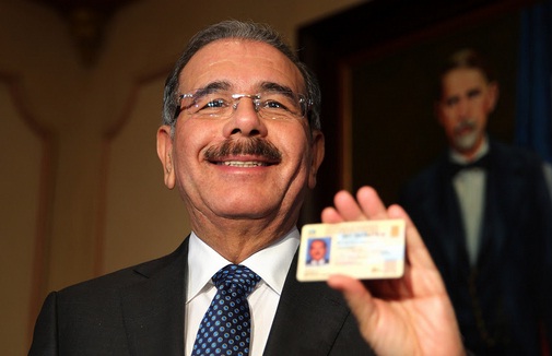 Danilo Medina con su nueva cedula
