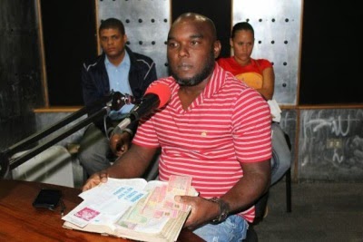 chofer devuelve biblia